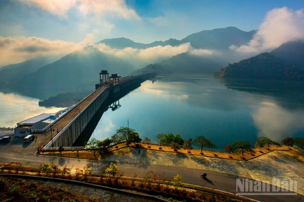 Nắng sớm trên đập thủy điện Sơn La.