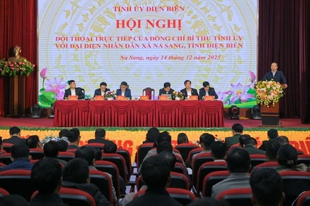 Bí thư Tỉnh ủy Điện Biên Trần Tiến Dũng phát biểu tại buổi gặp mặt, đối thoại với nhân dân xã Na Sang.