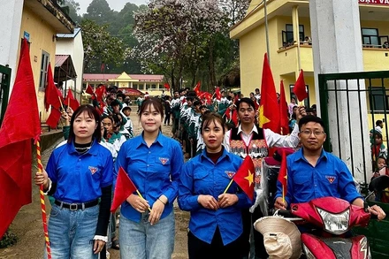 Đoàn viên thanh niên và học sinh xã Tìa Dình chia thành nhiều nhóm về từng bản tuyên truyền, vận động bầu cử. 