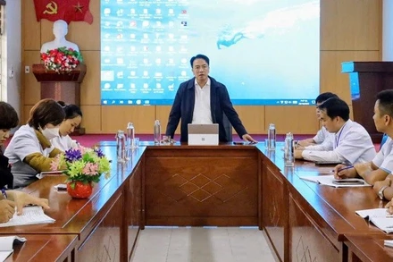 Đồng chí Phạm Giang Nam, Giám đốc Sở Y tế Điện Biên, kiểm tra, chỉ đạo Trung tâm Y tế Na Sang phải chủ động thực hiện các biện pháp phòng, chống bệnh lỵ trực trùng và các bệnh mùa thu-đông.