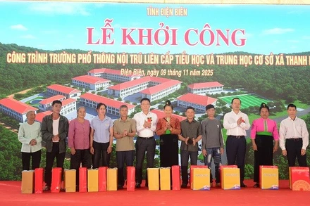 Phó Thủ tướng Chính phủ Lê Thành Long cùng đồng chí Trần Tiến Dũng, Bí thư Tỉnh ủy Điện Biên trao quà tặng các gia đình đồng bào dân tộc thiểu số tại xã Thanh Nưa.