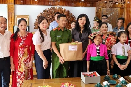 Phu nhân Tổng Bí thư thăm, tặng quà thương binh Lò Đức Tiến, Công an xã Vân Hồ, tỉnh Sơn La.