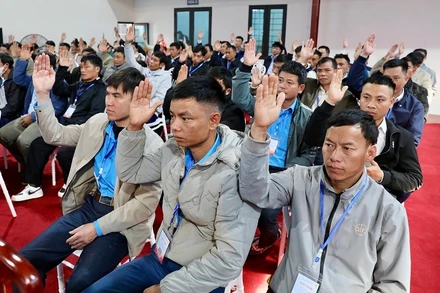 Công nhân Công ty cổ phần Cao-su Điện Biên biểu quyết các nội dung giữa người lao động với chủ sử dụng lao động trong thỏa ước lao động tập thể.