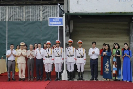 Các đồng chí lãnh đạo tỉnh Điện Biên cùng thân nhân Anh hùng liệt sĩ Phạm Văn Cường chứng kiến lễ gắn biển, công bố đặt tên đường mang tên Anh hùng liệt sĩ Phạm Văn Cường tại phường Mường Thanh, tỉnh Điện Biên.