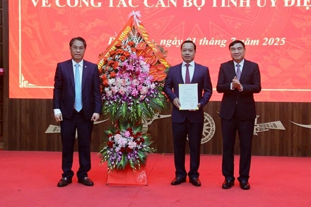 Đồng chí Phan Thăng An, Phó Trưởng ban Tổ chức Trung ương và đồng chí Trần Quốc Cường, Bí thư Tỉnh ủy Điện Biên trao quyết định, tặng hoa chúc mừng đồng chí Trần Tiến Dũng được điều động, giữ chức vụ Phó Bí thư Tỉnh ủy Điện Biên.