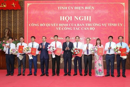 Các đồng chí lãnh đạo tỉnh Điện Biên trao quyết định, tặng hoa chúc mừng 6 đồng chí được tin tưởng điều động, giao trọng trách mới.