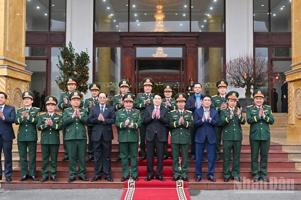 Chủ tịch nước Lương Cường với các đại biểu tại Trụ sở Quân khu 2.