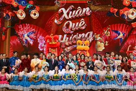 Chủ tịch nước Lương Cường và Phu nhân Nguyễn Thị Minh Nguyệt cùng các đại biểu và nghệ sĩ tại Chương trình Xuân Quê hương 2026.