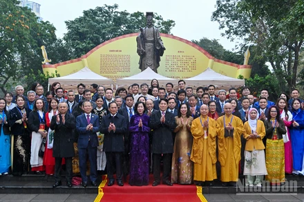 Chủ tịch nước Lương Cường và Phu nhân Nguyễn Thị Minh Nguyệt cùng các đại biểu và kiều bào tại Tượng đài Vua Lý Thái Tổ.
