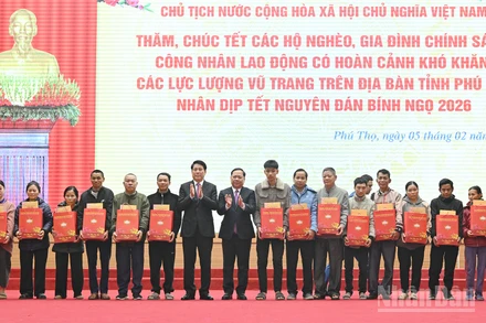 Chủ tịch nước Lương Cường và Phó Bí thư Đảng ủy Mặt trận Tổ quốc, các đoàn thể Trung ương Nguyễn Phi Long trao quà tặng nhân dân tỉnh Phú Thọ.