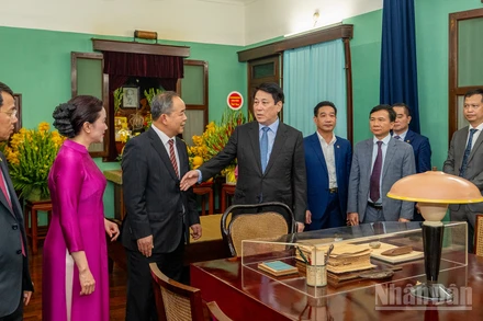 Chủ tịch nước Lương Cường với cán bộ Khu di tích Chủ tịch Hồ Chí Minh tại Phủ Chủ tịch và đại biểu tại Nhà 67.