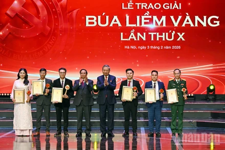 Tổng Bí thư Tô Lâm và Thủ tướng Phạm Minh Chính trao giải A tặng các tác giả, đại diện nhóm tác giả đạt Giải Búa liềm vàng lần thứ X.