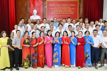 Chủ tịch nước Lương Cường cùng các đại biểu và đảng viên Chi bộ thôn Quảng Chính 6 tại buổi sinh hoạt chuyên đề.