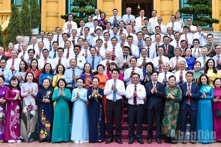 Chủ tịch nước Lương Cường với các đại biểu tại buổi gặp mặt.