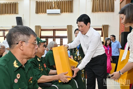 Chủ tịch nước Lương Cường trao quà tặng các thương binh tại Trung tâm Điều dưỡng thương binh Duy Tiên.