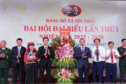 Đại diện lãnh đạo Tỉnh ủy Điện Biên cùng lãnh đạo các ngành tặng hoa chúc mừng Đại hội Đảng bộ xã Sín Thầu lần thứ nhất, nhiệm kỳ 2025-2030.
