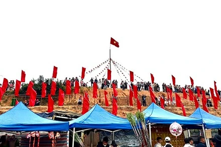 Điểm nhấn trong không gian văn hóa Ngày hội Văn hóa các dân tộc xã Tìa Dình là đồi Hồng Kỳ được trang trí bởi 80 lá Quốc kỳ - biểu trưng cho 80 năm nước Việt Nam thịnh vượng, phát triển.