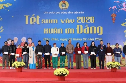 Lãnh đạo Liên đoàn Lao động tỉnh Điện Biên trao quà tặng đoàn viên, công nhân, người lao động.