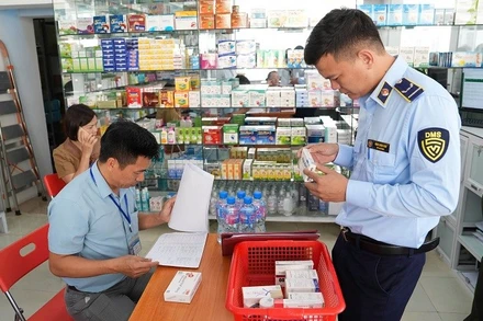 Lực lượng chức năng kiểm tra chất lượng, nguồn gốc hàng hóa trên địa bàn thành phố Điện Biên Phủ, tỉnh Điện Biên.