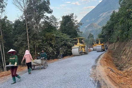 Người dân các bản Rạng Đông, bản Bon, Phảng Củ góp sức cùng đơn vị thi công đẩy nhanh tiến độ làm đường từ quốc lộ 6 nối các xã vùng khó ở tỉnh Điện Biên. 