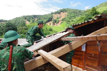 Chiến sĩ Ban Chỉ huy Bộ đội Biên phòng tỉnh Điện Biên hỗ trợ người dân bị ảnh hưởng thiên tai ở xã Xa Dung tháo dỡ, di chuyển nhà cửa.