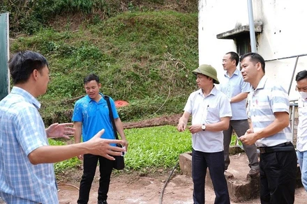 Cán bộ y tế tỉnh Điện Biên hướng dẫn cán bộ xã Nậm Kè cách tuyên truyền người dân phòng bệnh; đồng thời thực hiện nghiêm phun khử khuẩn quanh khu vực.