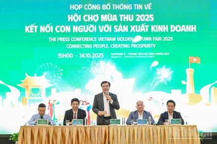 Thứ trưởng Công thương Nguyễn Sinh Nhật Tân; Thứ trưởng Văn hóa, Thể thao và Du lịch Hồ An Phong cùng lãnh đạo các đơn vị thuộc hai Bộ và Ủy ban nhân dân thành phố Hà Nội chủ trì họp báo.