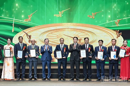 Chủ tịch nước Lương Cường và Chủ tịch Ban Chấp hành Trung ương Hội Nông dân Việt Nam Lương Quốc Đoàn trao biểu trưng và chứng nhận tặng nhóm Những nông dân tỷ phú và Hội nhập quốc tế.