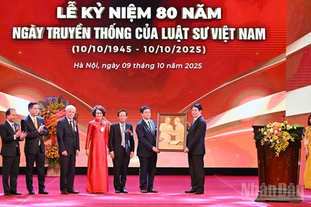 Chủ tịch nước Lương Cường trao quà tặng Liên đoàn Luật sư Việt Nam tại lễ kỷ niệm.