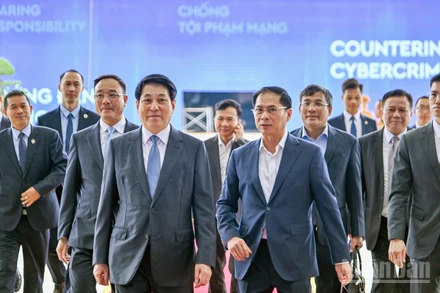 Chủ tịch nước Lương Cường, Phó Thủ tướng Bùi Thanh Sơn cùng các đại biểu tới kiểm tra buổi tổng duyệt chuẩn bị cho Lễ mở ký và Hội nghị cấp cao Công ước Liên hợp quốc về chống tội phạm mạng.