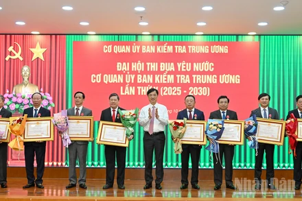 Chủ nhiệm Ủy ban Kiểm tra Trung ương Nguyễn Duy Ngọc trao Huân chương Lao động của Chủ tịch nước tặng các cá nhân có thành tích xuất sắc.