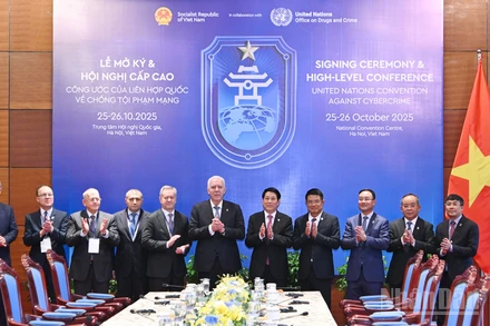 Chủ tịch nước Lương Cường và Tổng Công tố Nga Alexander Vladimirovich Gutsan cùng các đại biểu tại buổi tiếp.