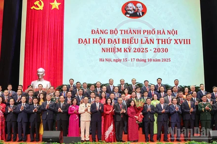 Thường trực Ban Bí thư Trần Cẩm Tú tặng hoa chúc mừng Ban Chấp hành Đảng bộ Thành phố Hà Nội khóa XVIII, nhiệm kỳ 2025-2030.