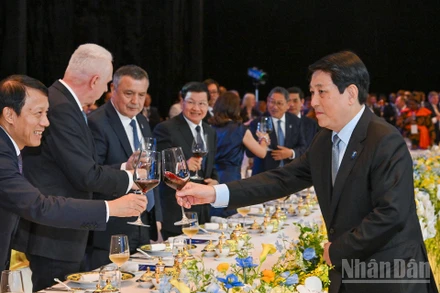 Chủ tịch nước Lương Cường chúc mừng các Trưởng đoàn dự Lễ mở ký Công ước Hà Nội. 