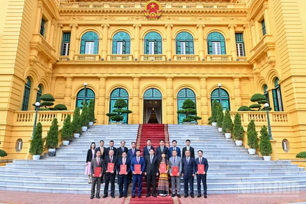 Chủ tịch nước Lương Cường với các Đại sứ được phong hàm, bổ nhiệm và đại biểu tại buổi lễ.