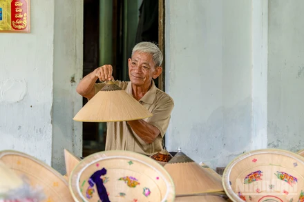 Ông Đỗ Văn Lan 78 tuổi, là người cao tuổi nhất hằng ngày vẫn trực tiếp sản xuất nón ngựa nổi tiếng lừng lẫy trong làng Phú Gia, xã Xuân An, tỉnh Gia Lai. Gia đình ông Lan hiện đang có bộ sưu tập gồm 18 chiếc chóp bạc, trong đó có 8 chiếc cổ và 10 chiếc cách tân mới nghiên cứu làm được.