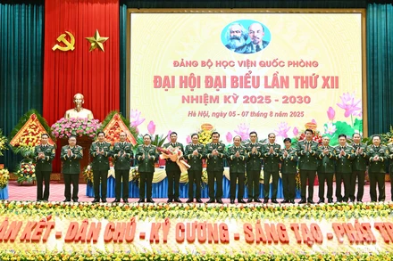 Tổng Tham mưu trưởng Quân đội nhân dân Việt Nam Nguyễn Tân Cương tặng hoa chúc mừng Ban Chấp hành Đảng bộ Học viện Quốc phòng nhiệm kỳ 2025-2030.