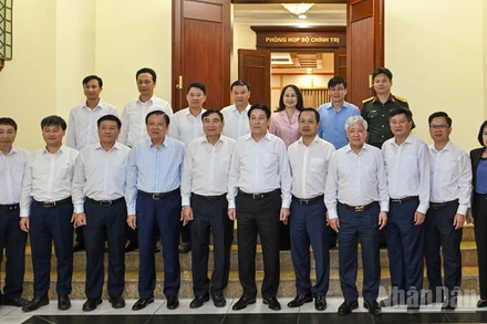 Chủ tịch nước Lương Cường và các đại biểu cùng các đồng chí trong Ban Thường vụ Tỉnh ủy Điện Biên tại buổi làm việc.