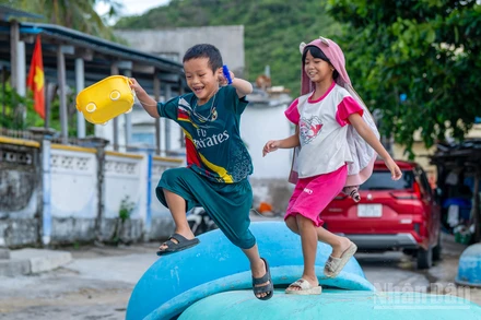 Tiếng cười trẻ nhỏ - thanh âm trong trẻo có thể bắt gặp dễ dàng ở làng chài Ninh Vân.