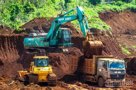 Công đoạn bốc đất phủ trong khai thác bô-xít.