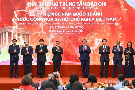 Các đại biểu thực hiện nghi thức bấm nút khai trương Trung tâm Báo chí Lễ kỷ niệm 80 năm Quốc khánh. 