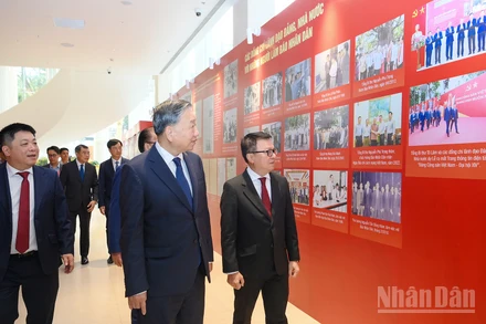Tổng Bí thư Tô Lâm cùng các đại biểu tham quan trưng bày bên lề Lễ kỷ niệm 75 năm Ngày Báo Nhân Dân ra số đầu.