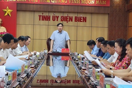 Bí thư Tỉnh ủy Trần Quốc Cường phát biểu tại buổi họp sáng 3/6.