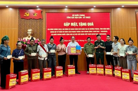 Trung tướng Đỗ Văn Thiện, Chính ủy Tổng cục Hậu cần-Kỹ thuật Bộ Quốc phòng trao quà tặng các gia đình chính sách ở xã Mường Phăng.