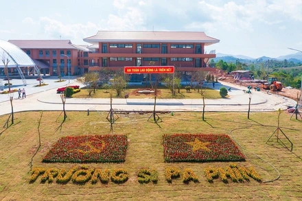 Trường Liên cấp Si Pa Phìn hoàn thành đưa vào sử dụng đem lại điều kiện học tập, ăn, ở tốt hơn cho 1.013 học sinh là con em đồng bào các dân tộc ở xã biên giới Si Pa Phìn.