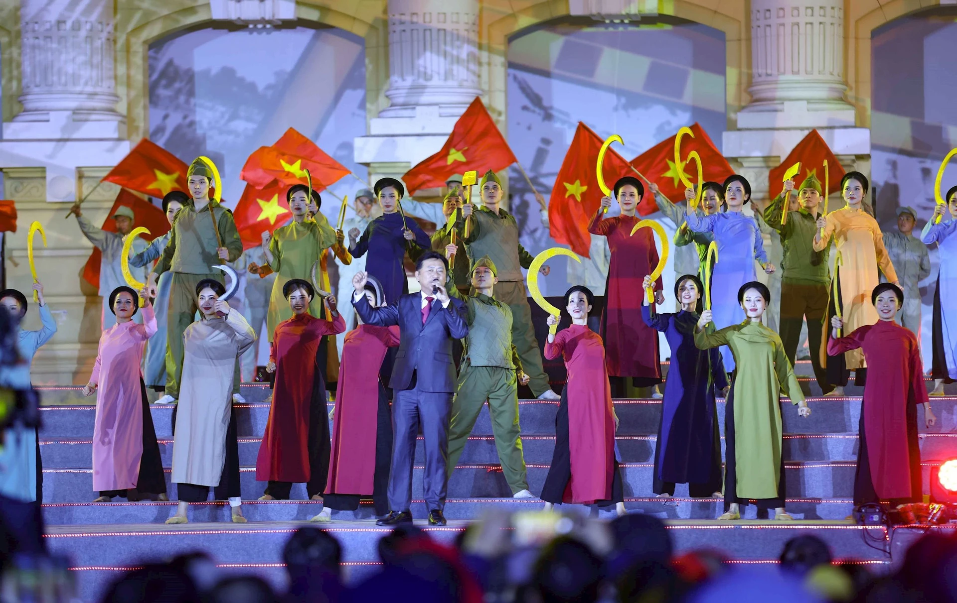 Kỷ niệm 95 năm Ngày thành lập Đảng Cộng sản Việt Nam (03/02/1930 - 03/02/2025), tối 3/2/2025, tại Quảng trường Cách mạng tháng Tám (Hà Nội), Bộ Văn hóa, Thể thao và Du lịch tổ chức Chương trình nghệ thuật đặc biệt "Mừng Đảng, mừng Xuân, mừng đất nước đổi mới” với chủ đề “95 năm - Ánh sáng soi đường”. Ảnh: TTXVN 