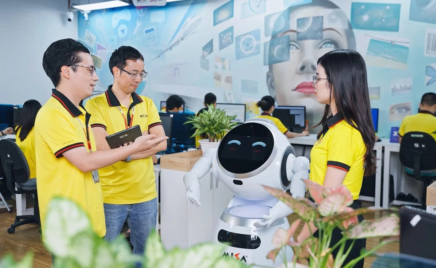 Thử nghiệm robot MISA AVA được tích hợp AI. 