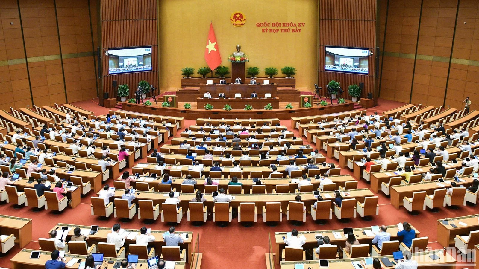 Quốc hội thảo luận tại hội trường về dự án Luật sửa đổi, bổ sung một số điều của 5 đạo luật về tư pháp.