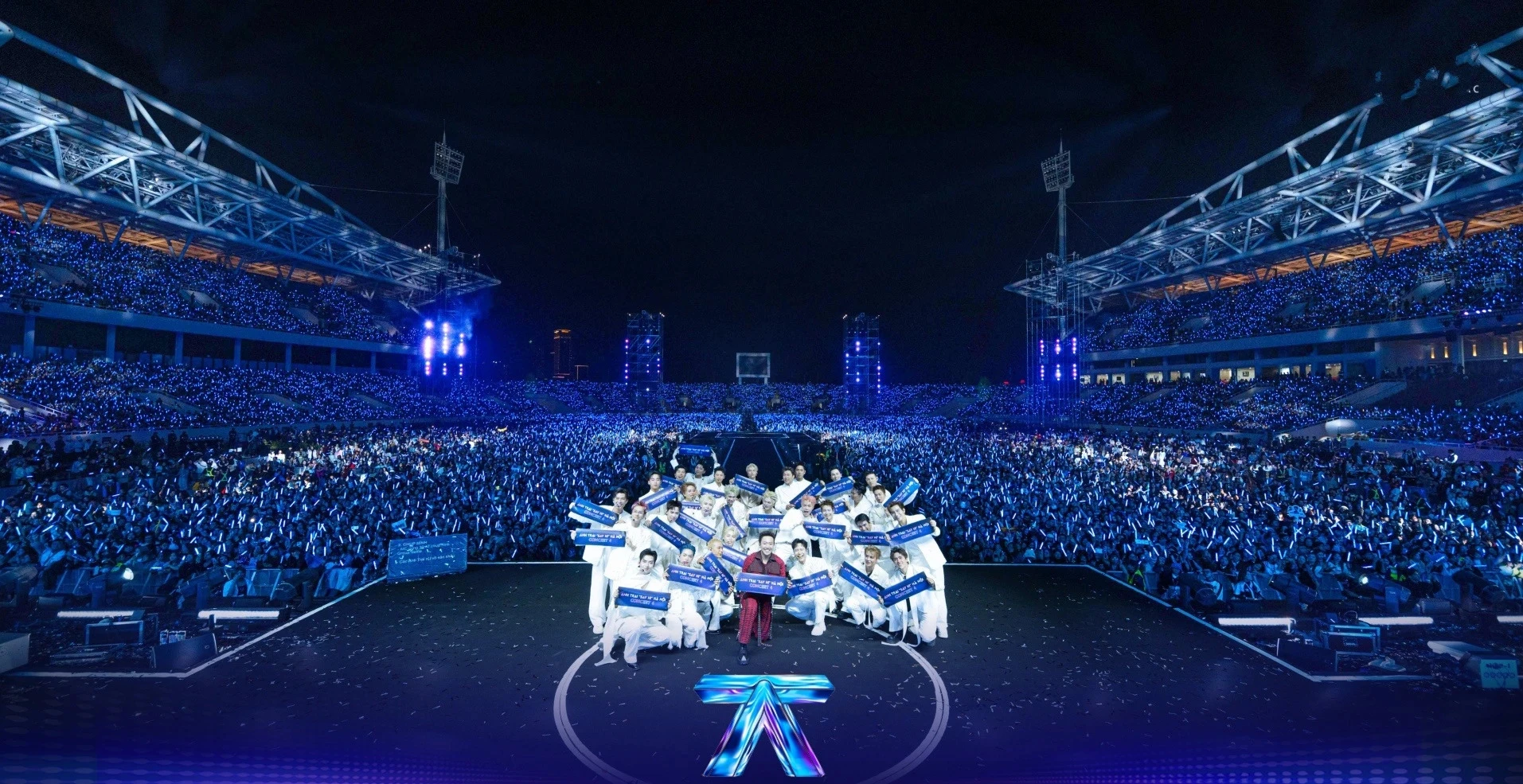 Hình ảnh các "anh trai" và hàng chục nghìn khán giả trong concert thứ 4 tại sân Mỹ Đình. Ảnh: NSX.
