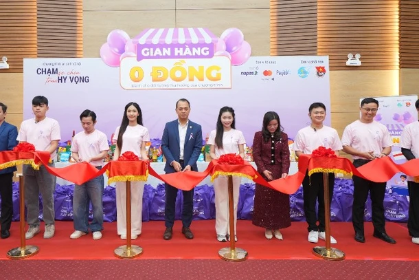 Các đại biểu cắt băng khai trương “Gian hàng 0 đồng”. 